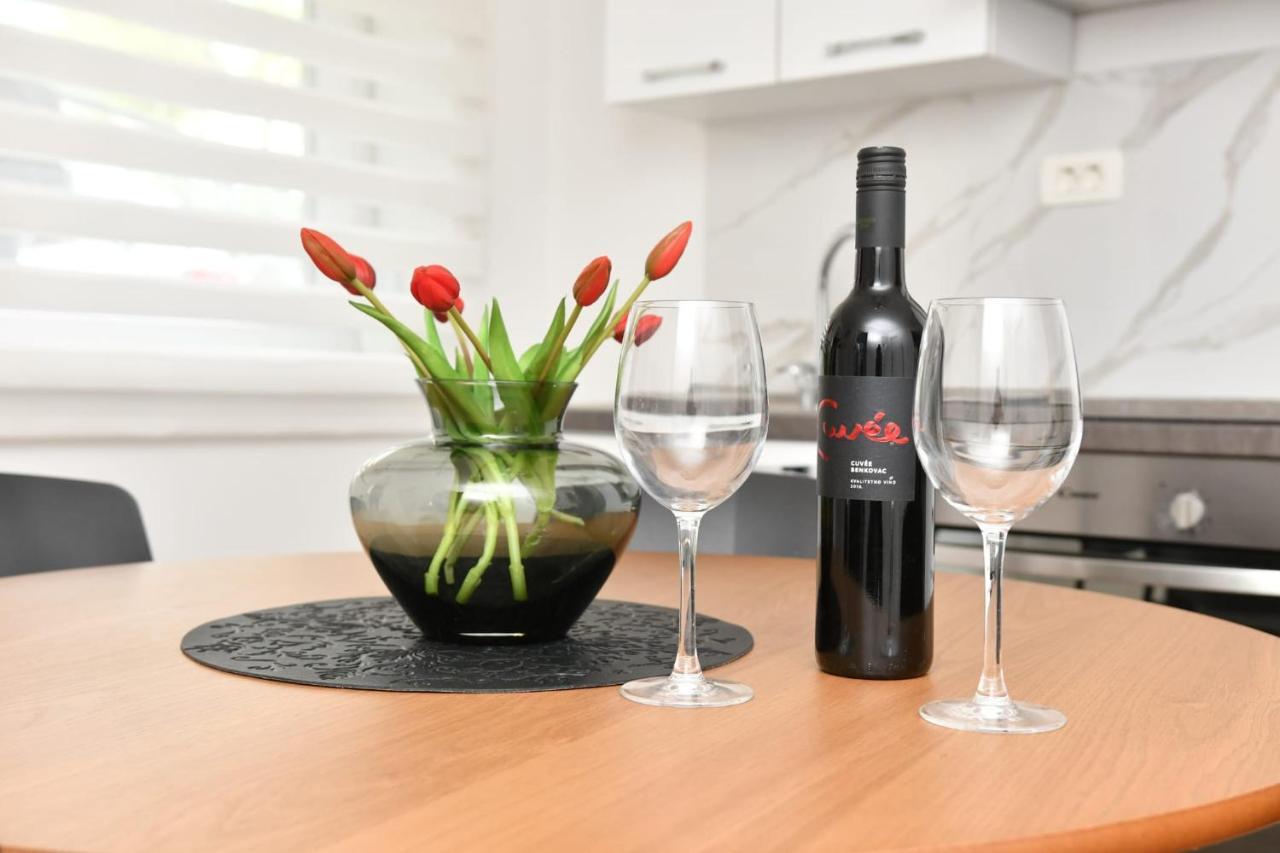 Apartman Gluic Sinj Ngoại thất bức ảnh
